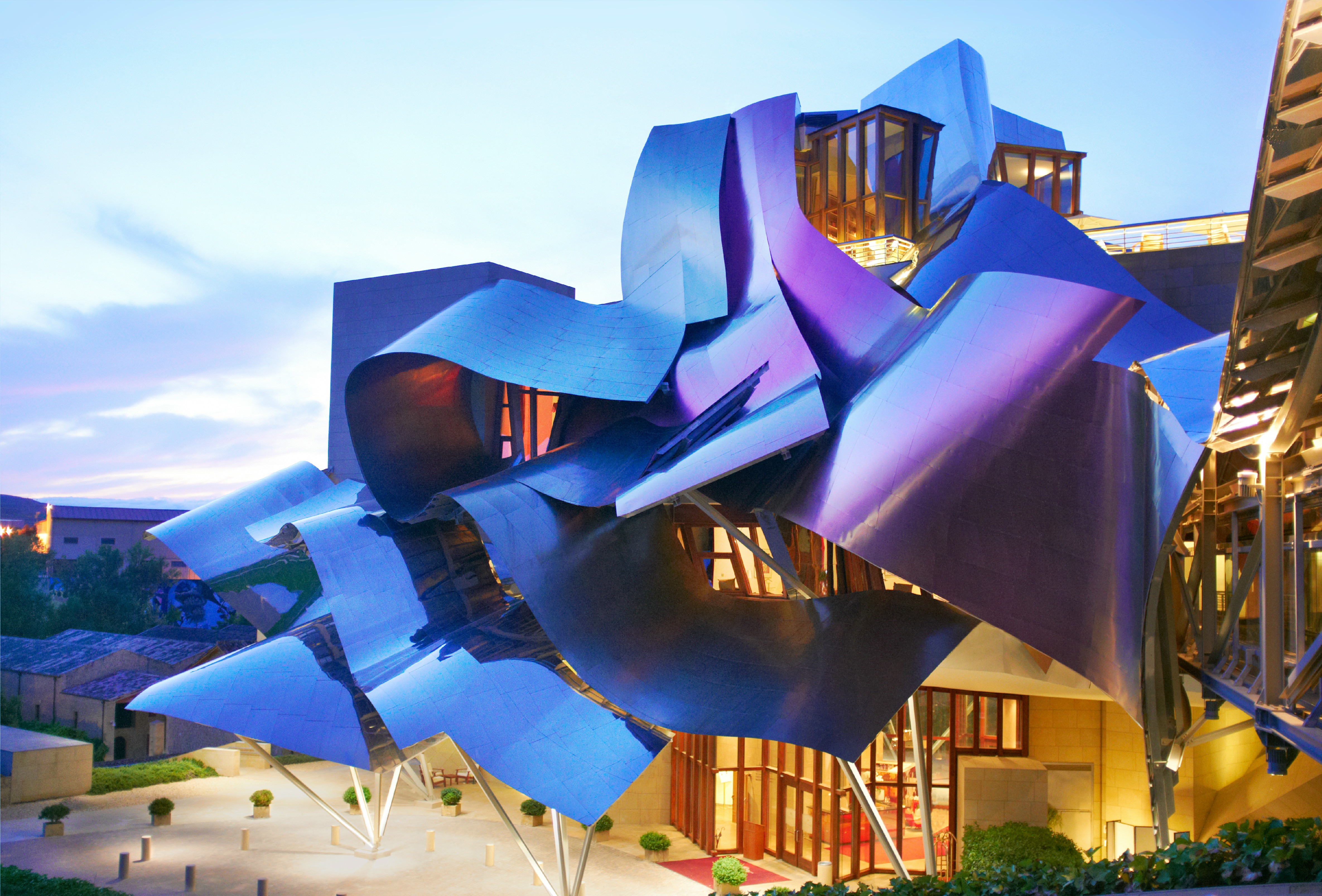 Marques de riscal. Фрэнк Гери (Frank Gehry). Фрэнк Гери (Frank Gehry) - отель Riscal. Стиль Фрэнка Гери. Фрэнк Гери здания.